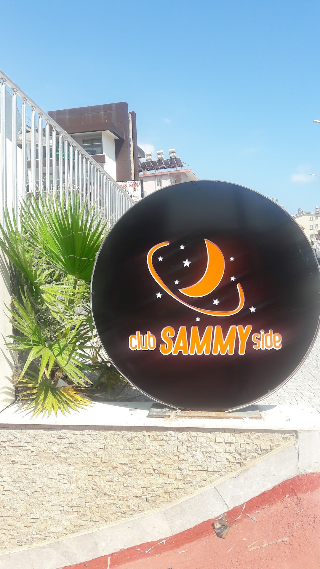 Club Sammy Side