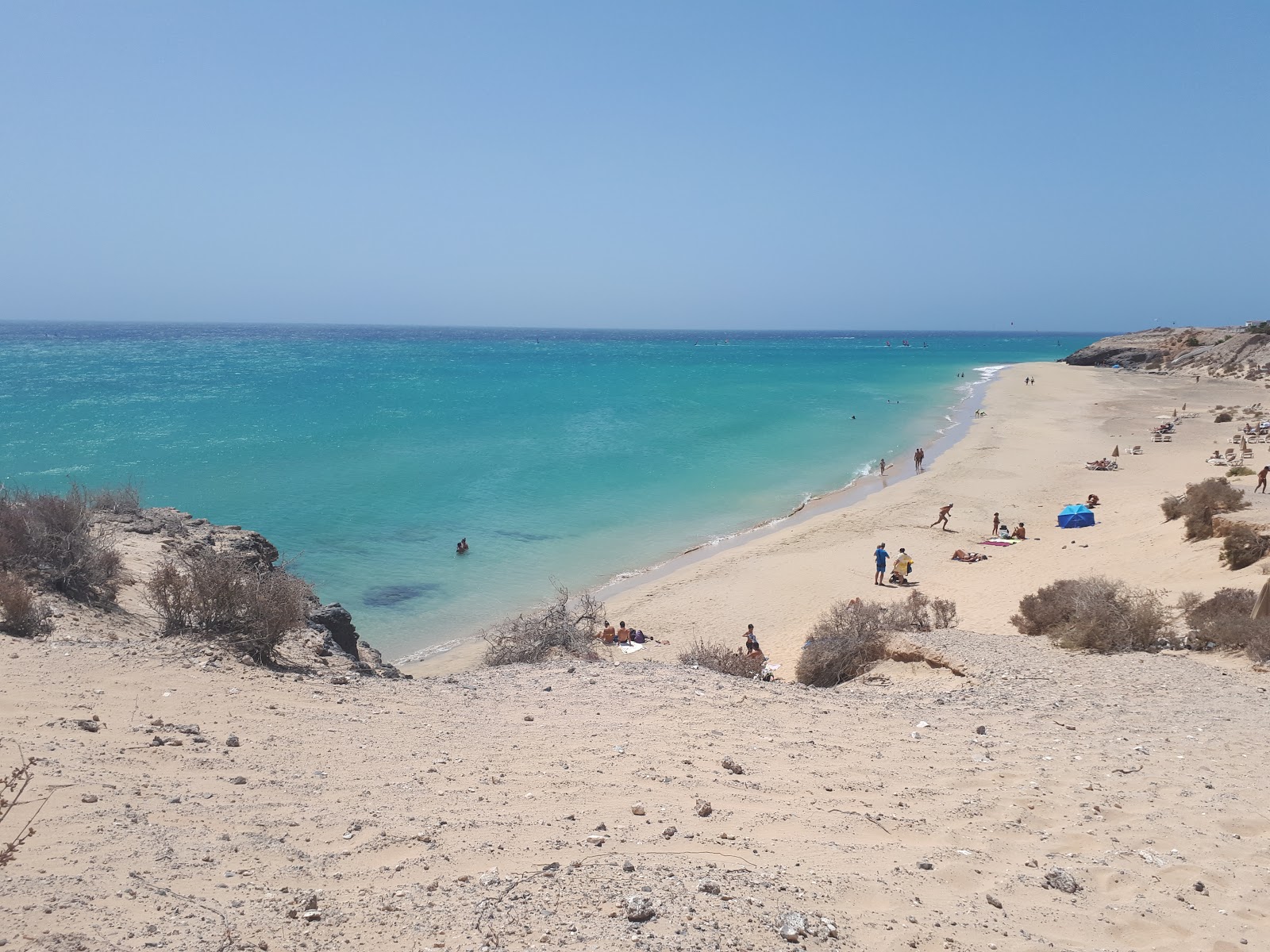 Photo de Plage d'Esmeralda avec sable fin brun de surface