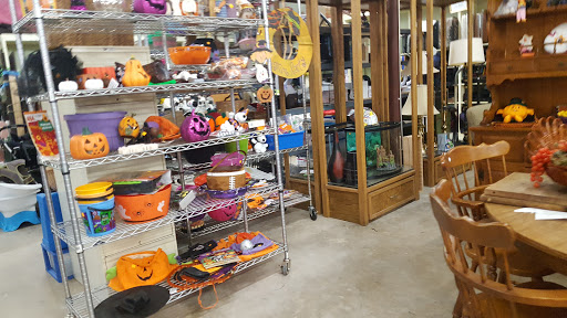 Used Clothing Store «T.E.A.M. Resale Shop», reviews and photos, 300 W Main St, Tomball, TX 77375, USA