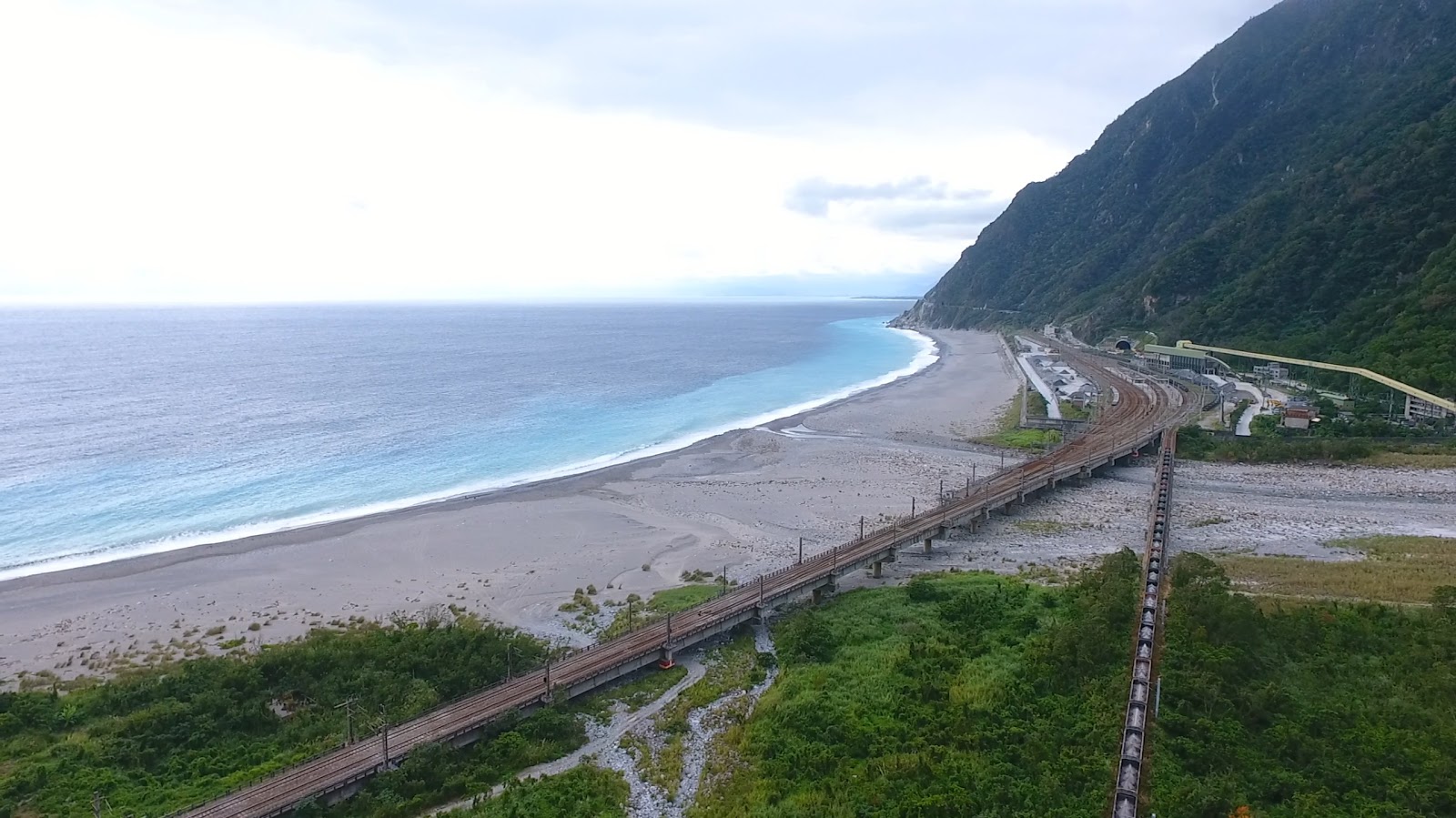 Photo of Heren Beach backed by cliffs