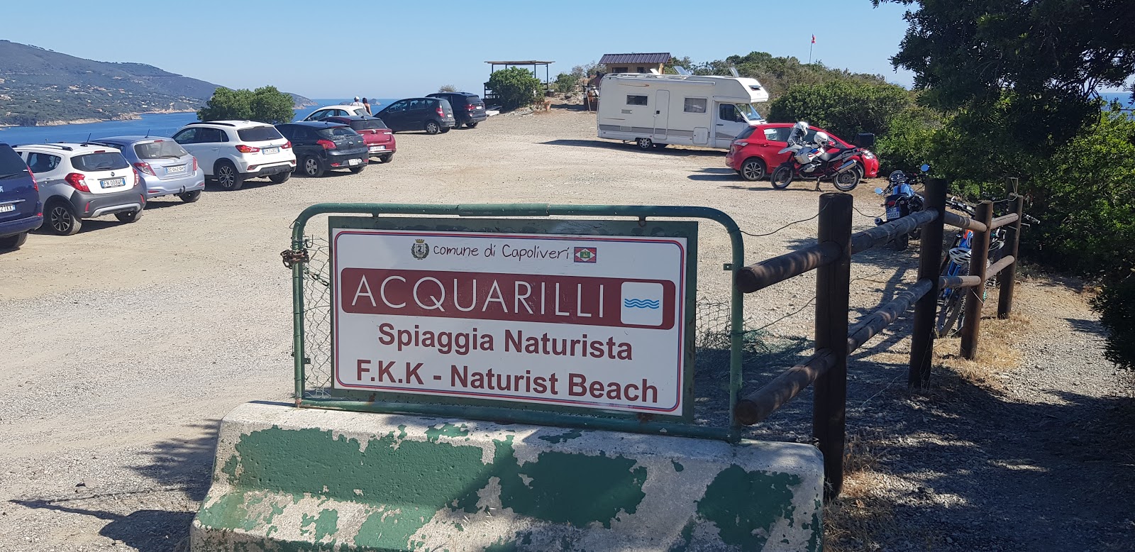 Fotografie cu Spiaggia Di Acquarilli cu o suprafață de apa pură turcoaz