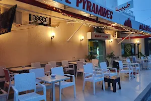 Cafe pyramides image