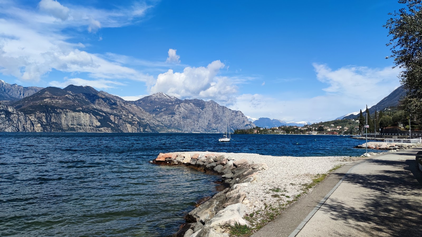 Gardesana Beach'in fotoğrafı uçurumlarla desteklenmiş