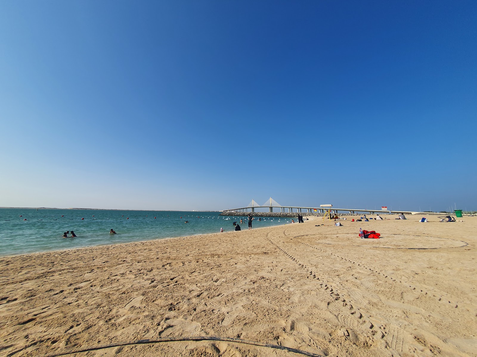 Valokuva Al Bateen beachista. mukavuudet alueella