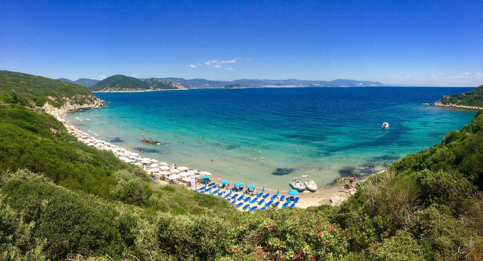 Zdjęcie Plaża Vrasidas z powierzchnią beżowy piasek
