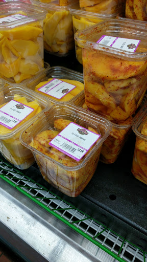 Produce Market «Rogers Park Fruit Market», reviews and photos, 7401 N Clark St, Chicago, IL 60626, USA