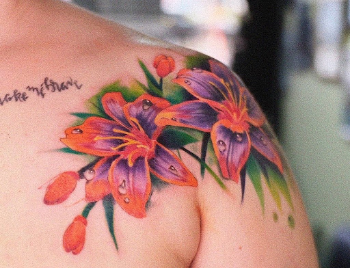 Explore lung tattoo ideas, creative tattoo ideas in Athens, available at Pain and Wonder Tattoo and Piercing Studio