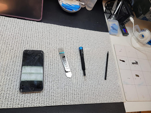 Mobile Phone Repair Shop «CPR Cell Phone Repair Eastvale», reviews and photos, 12571 Limonite Ave Suite 250, Mira Loma, CA 91752, USA