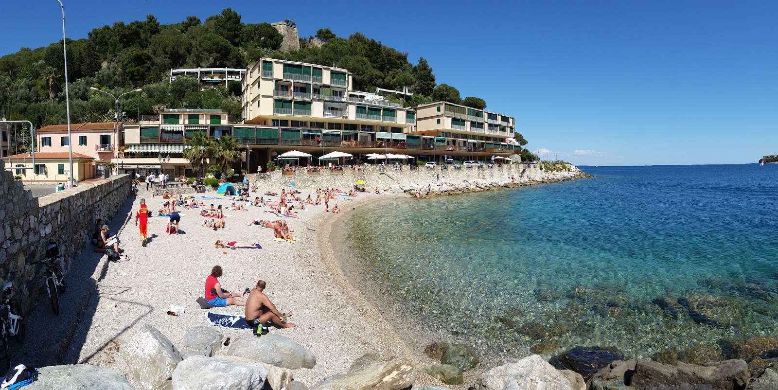Fotografie cu Spiaggia della Pianotta cu o suprafață de apă pură albastră