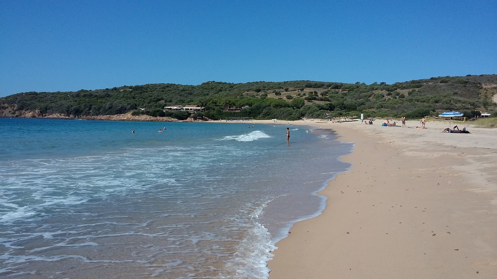 Photo de Plage d'Arone entouré de montagnes