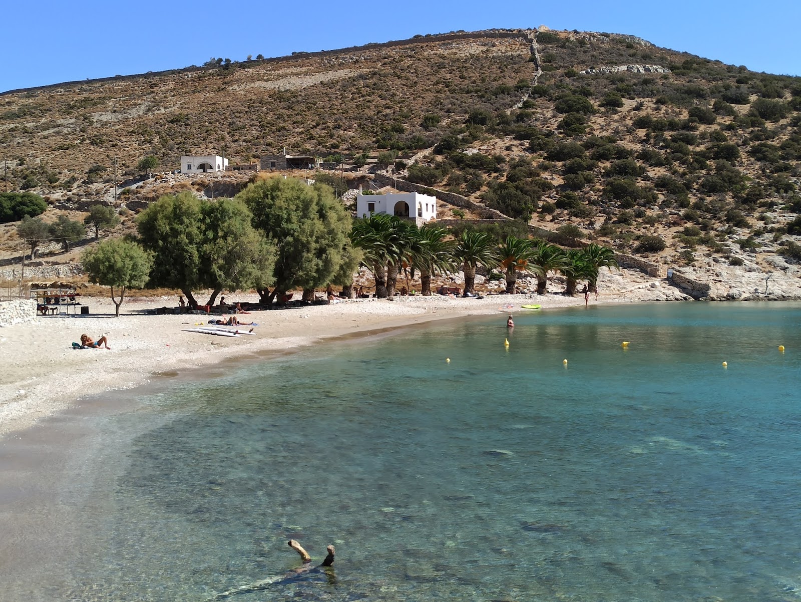 Foto van Panormos Strand gelegen in een natuurlijk gebied