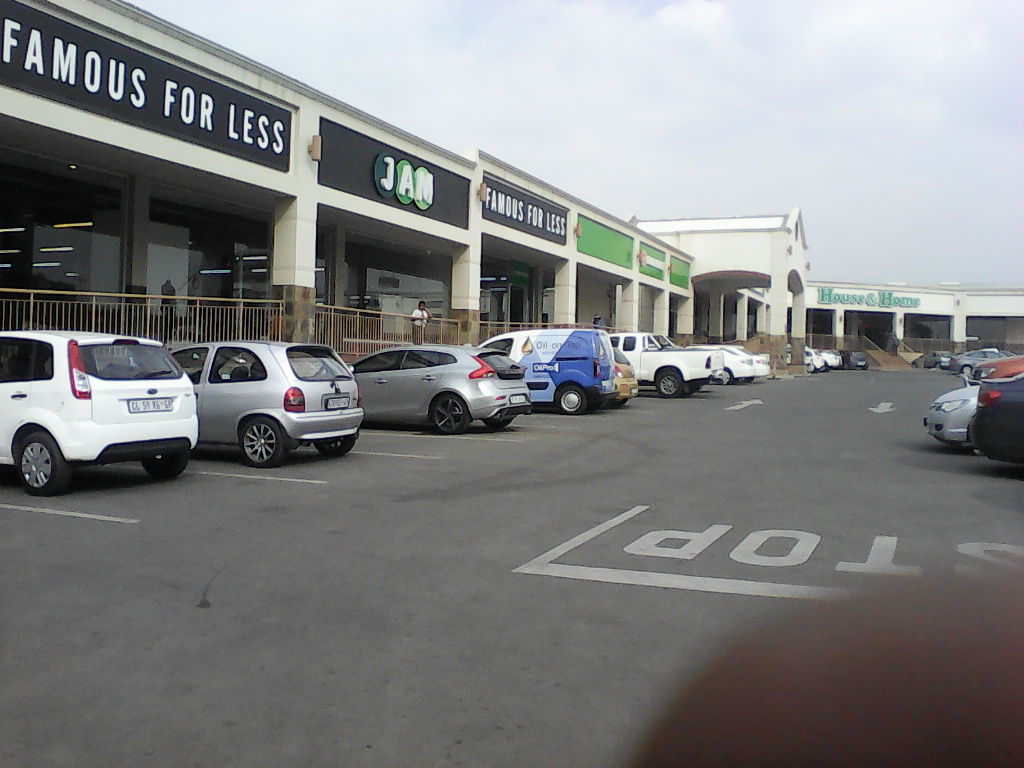UNITED FURNITURE OUTLETS Lakeside Mall
