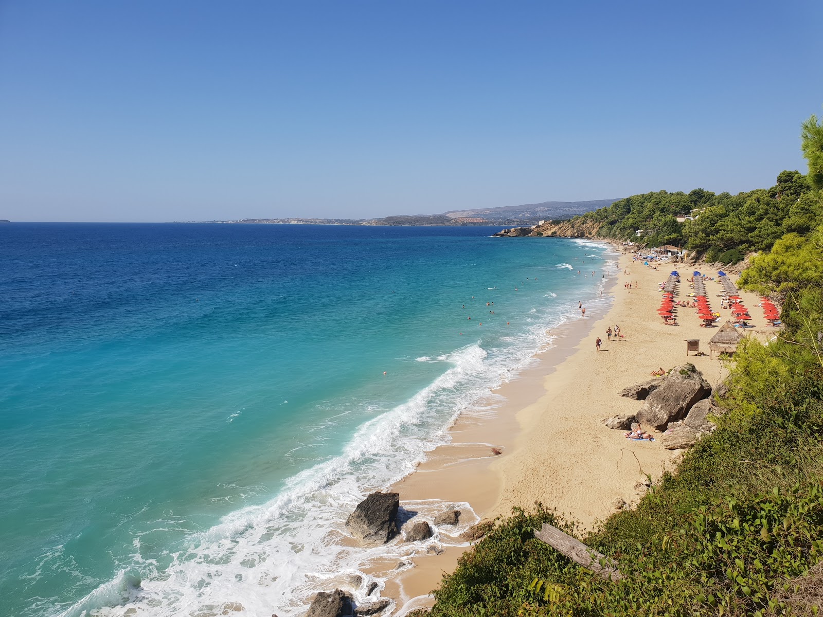 Makris Gialos Plajı'in fotoğrafı i̇nce kahverengi kum yüzey ile