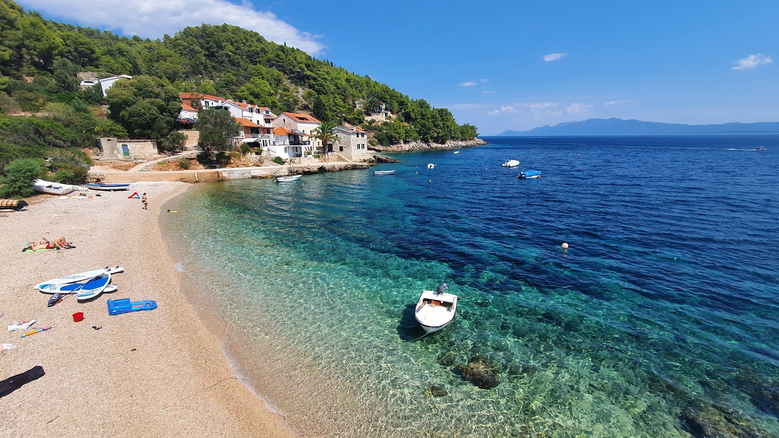 Foto di Tvrdni Dolac beach con una superficie del piccoli ciottoli beige