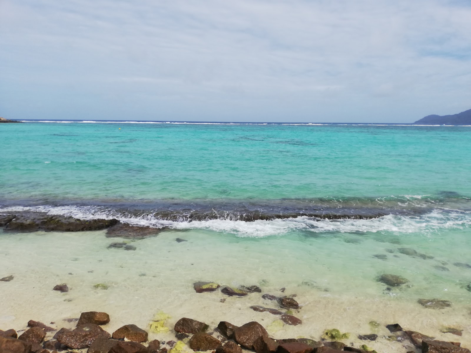 Foto van Anse Petit Boileau Beach met turquoise puur water oppervlakte