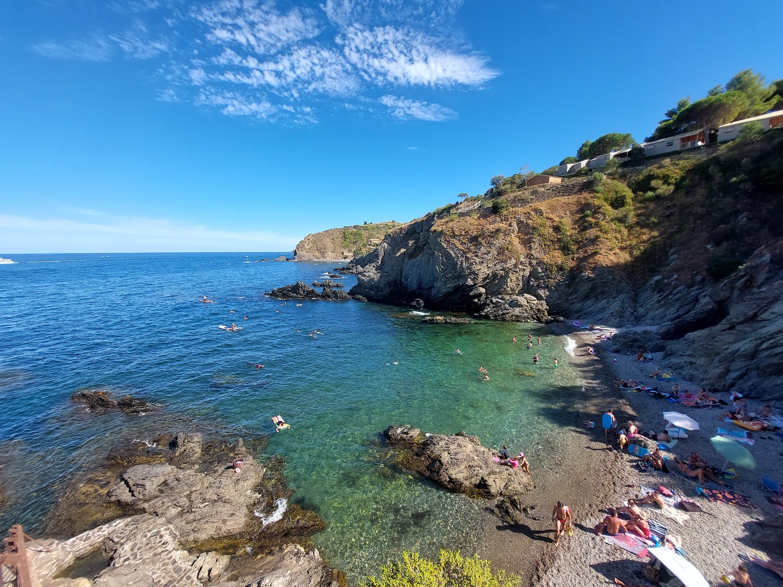 Foto von Plage Les Criques de Porteils mit kleine, graue kiesel Oberfläche