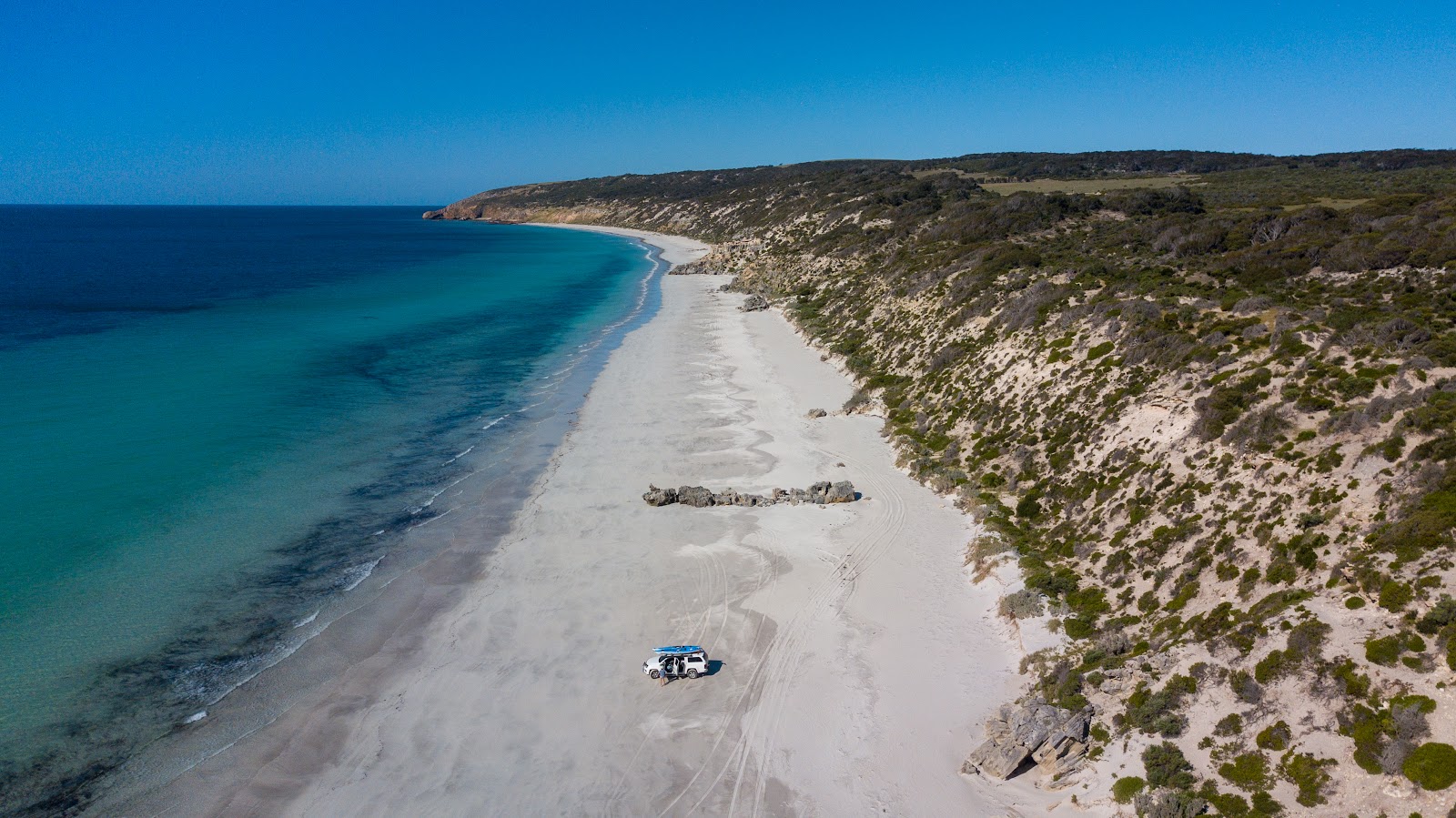 Foto van Emu Bay Beach met helder zand oppervlakte
