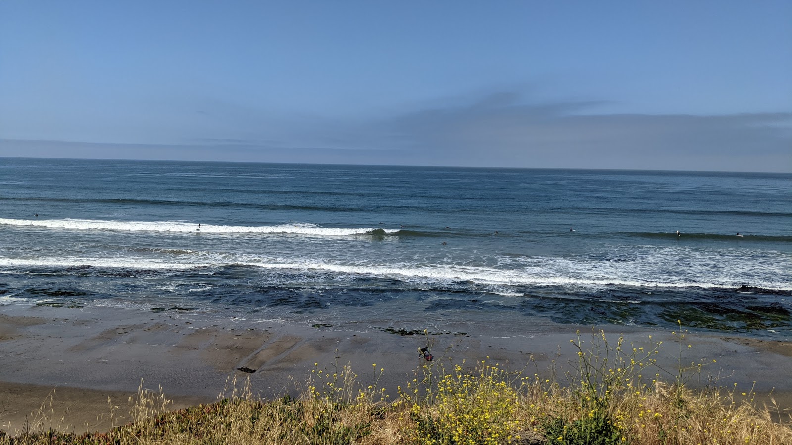 South Palisades beach'in fotoğrafı dağlarla çevrili