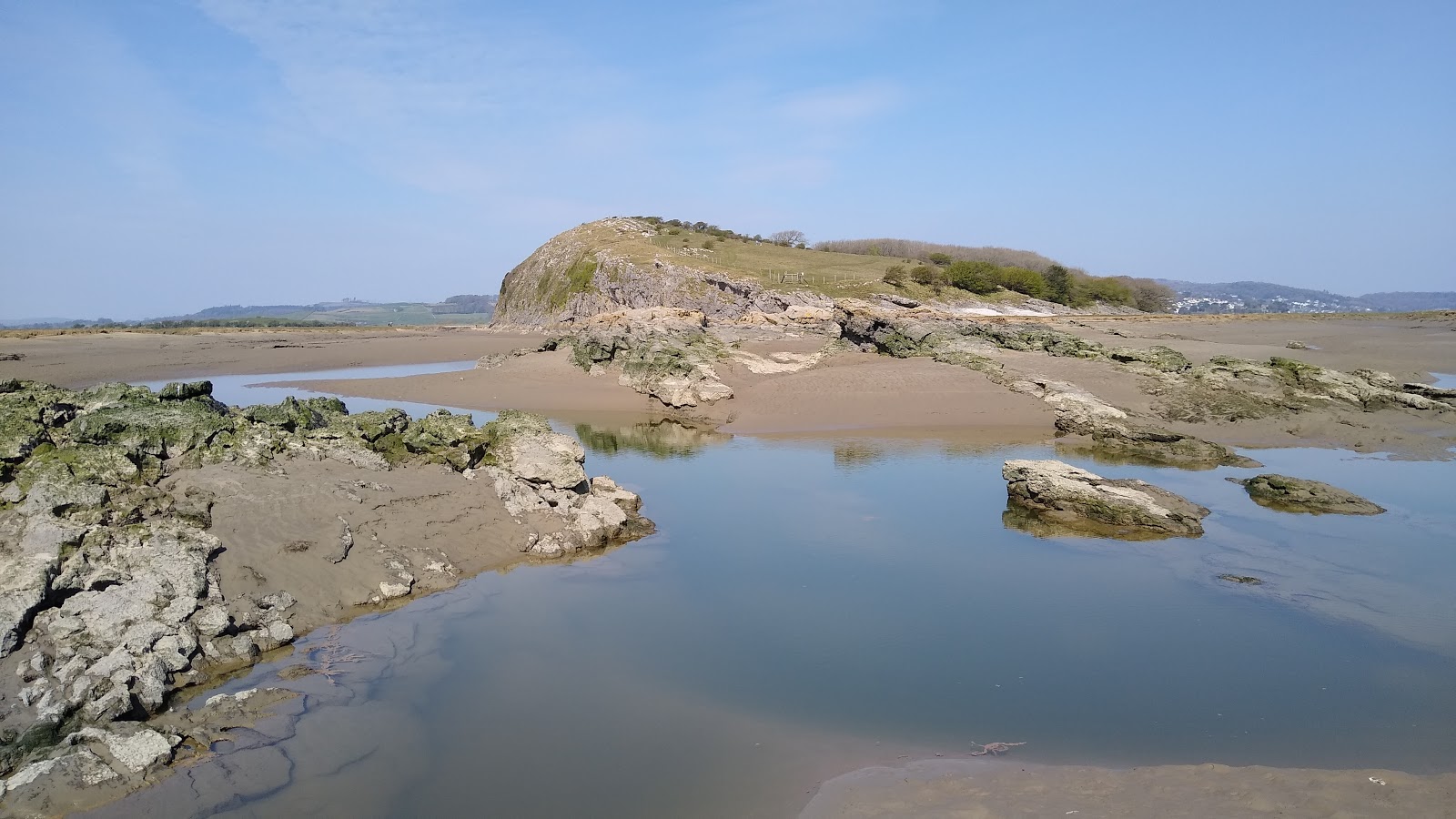 Φωτογραφία του Humphrey Head Beach με φωτεινή άμμος επιφάνεια