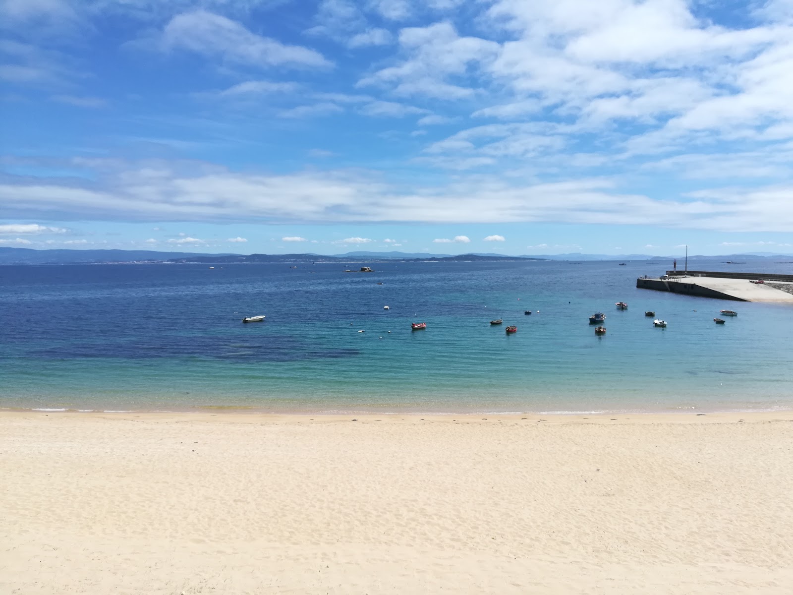 Foto de Playa de Castiñeiras con agua cristalina superficie