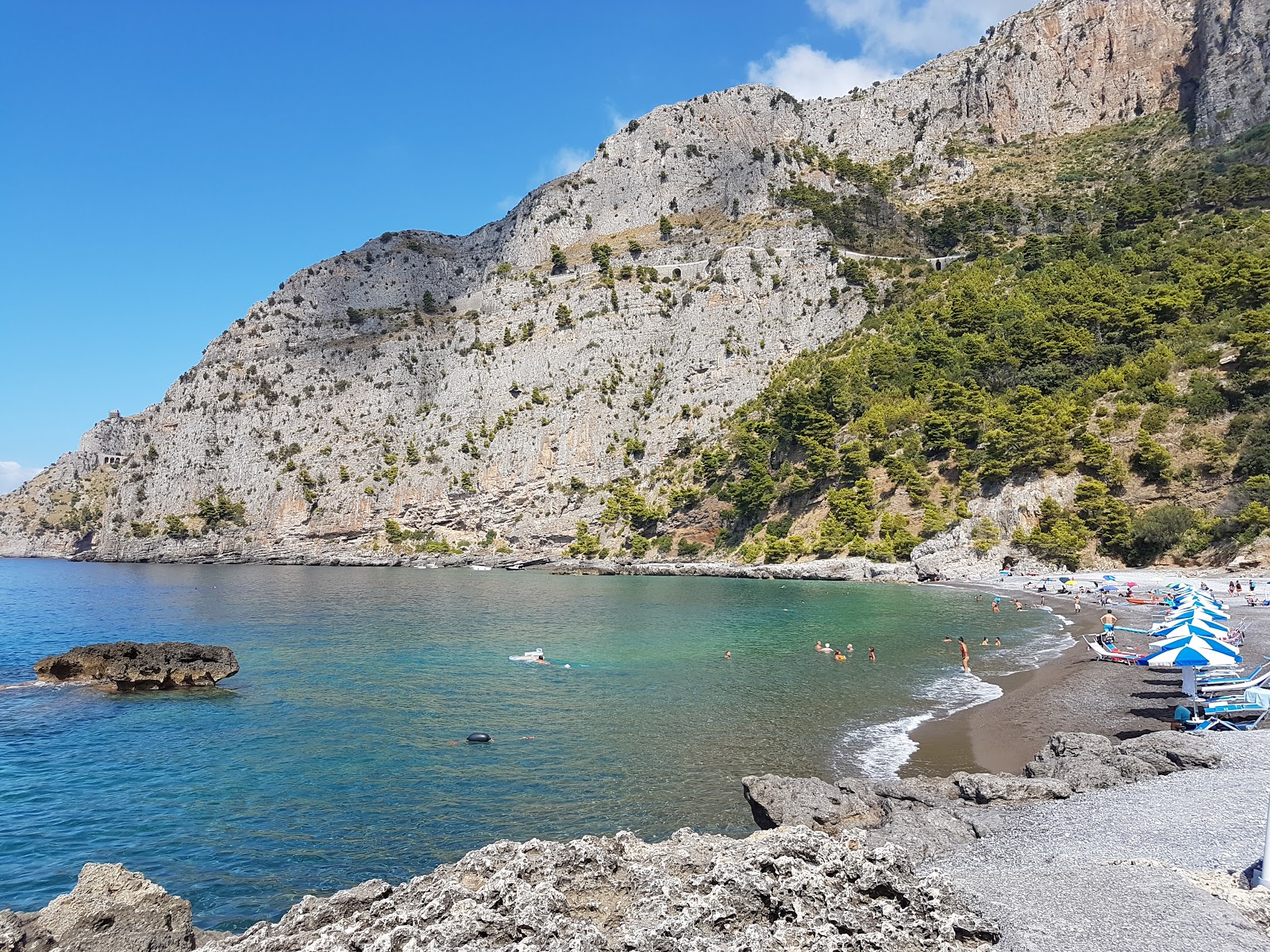 Valokuva Spiaggia Acquafreddaista. pinnalla ruskea hieno pikkukivi:n kanssa