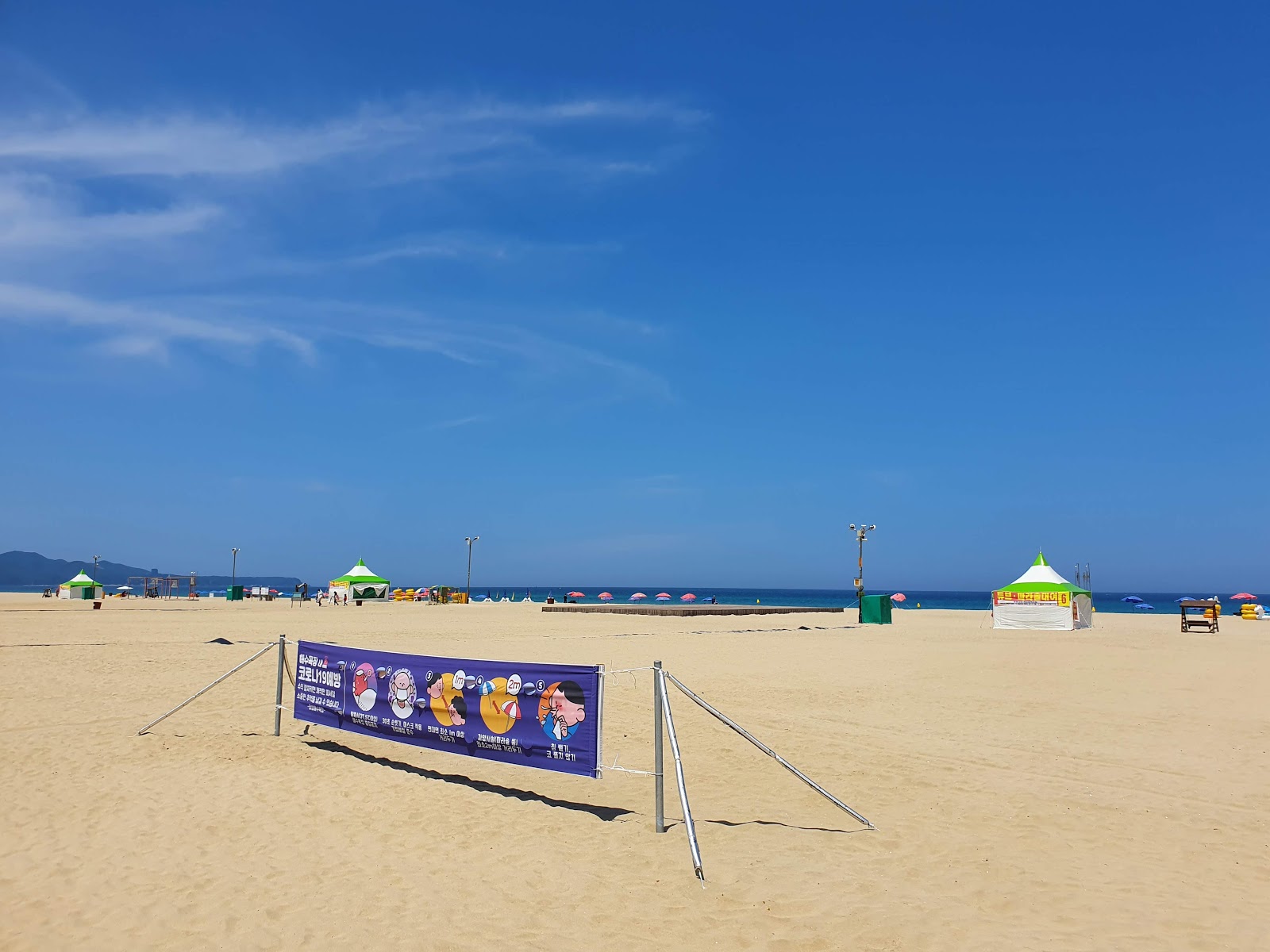 Zdjęcie Mangsang Beach - popularne miejsce wśród znawców relaksu