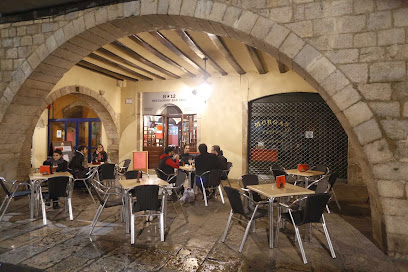 B-12 Restaurant Bar Vegà - Plaça del Vi, 11, 17004 Girona, Spain