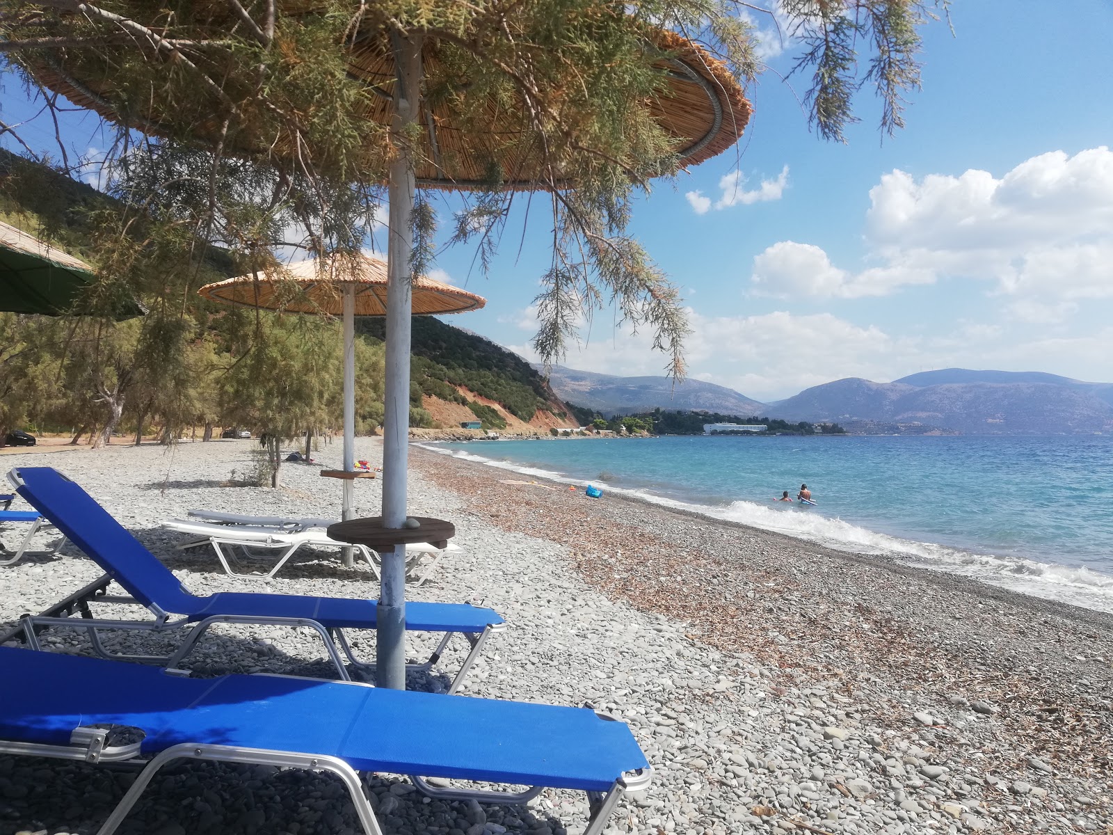 Zdjęcie Bathis beach z powierzchnią małe szare kamyczki