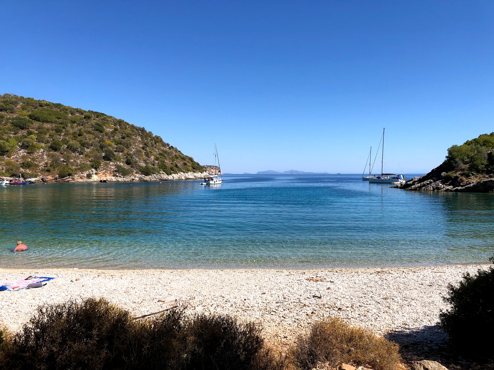 Sarakiniko beach'in fotoğrafı uçurumlarla desteklenmiş
