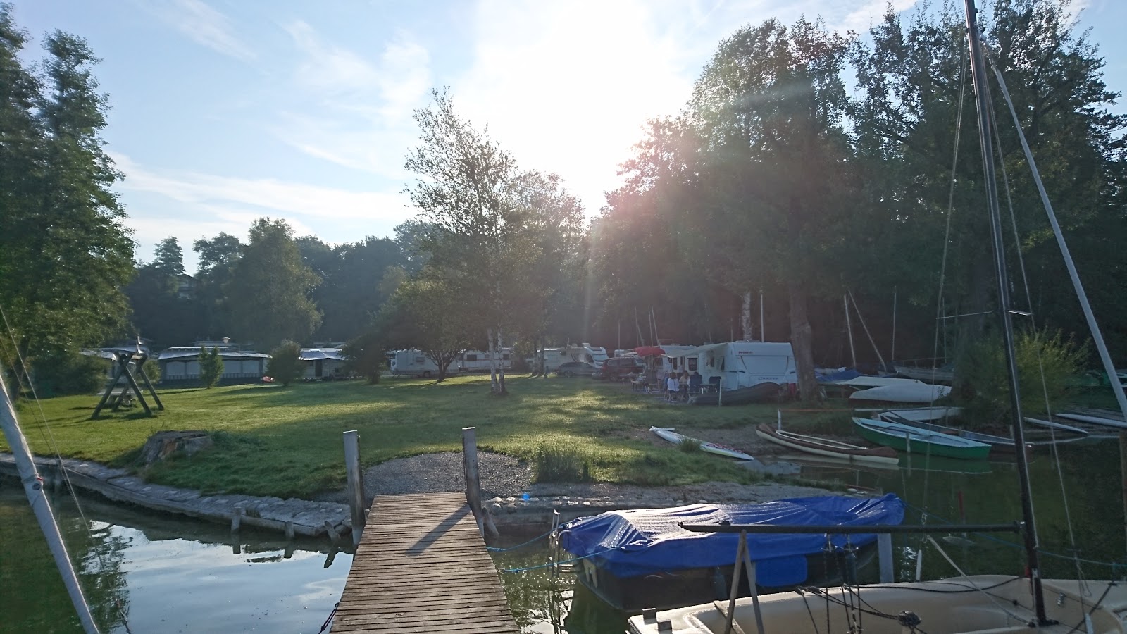 Foto van Campingplatz Tettenhausen beim Badwirt am Waginger Tachinger See met turquoise puur water oppervlakte