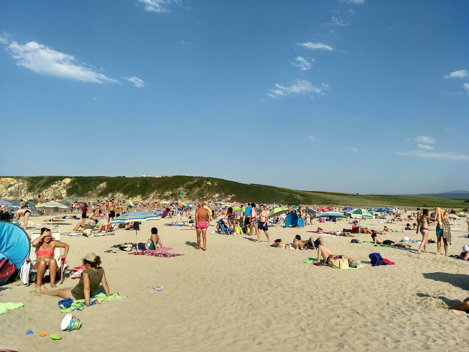 Photo de Plage de Penarronda entouré de montagnes