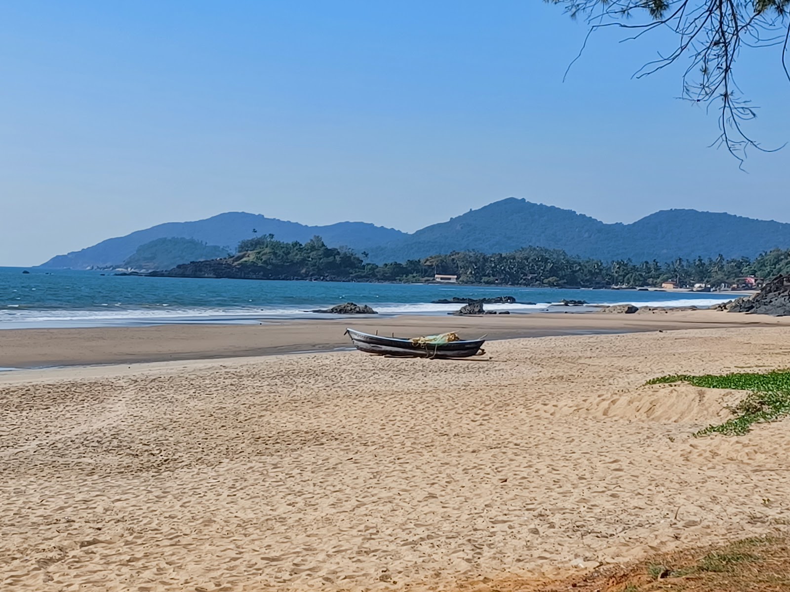 Foto de Rajbag Beach con agua turquesa superficie