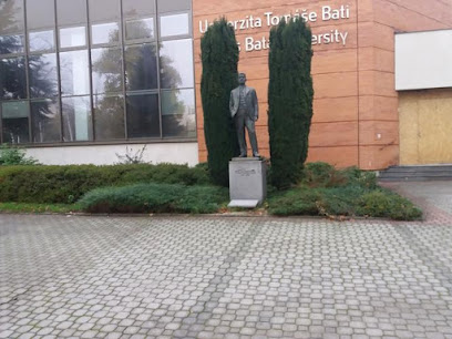 Pomník Tomáše Bati před Fakultou humanitních studií ve Zlíně