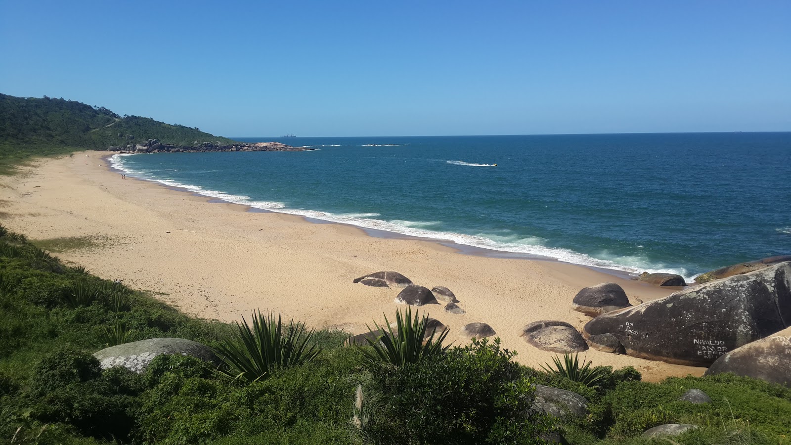 Photo de Praia de Taquarinhas avec plage spacieuse