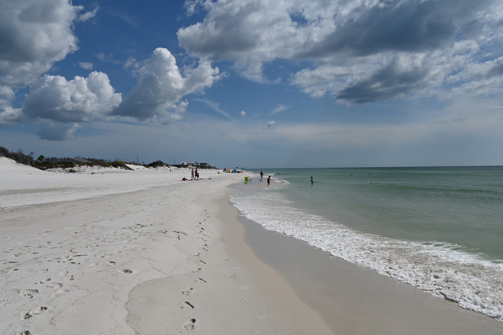 Foto av Eagle Harbor Beach med vit fin sand yta