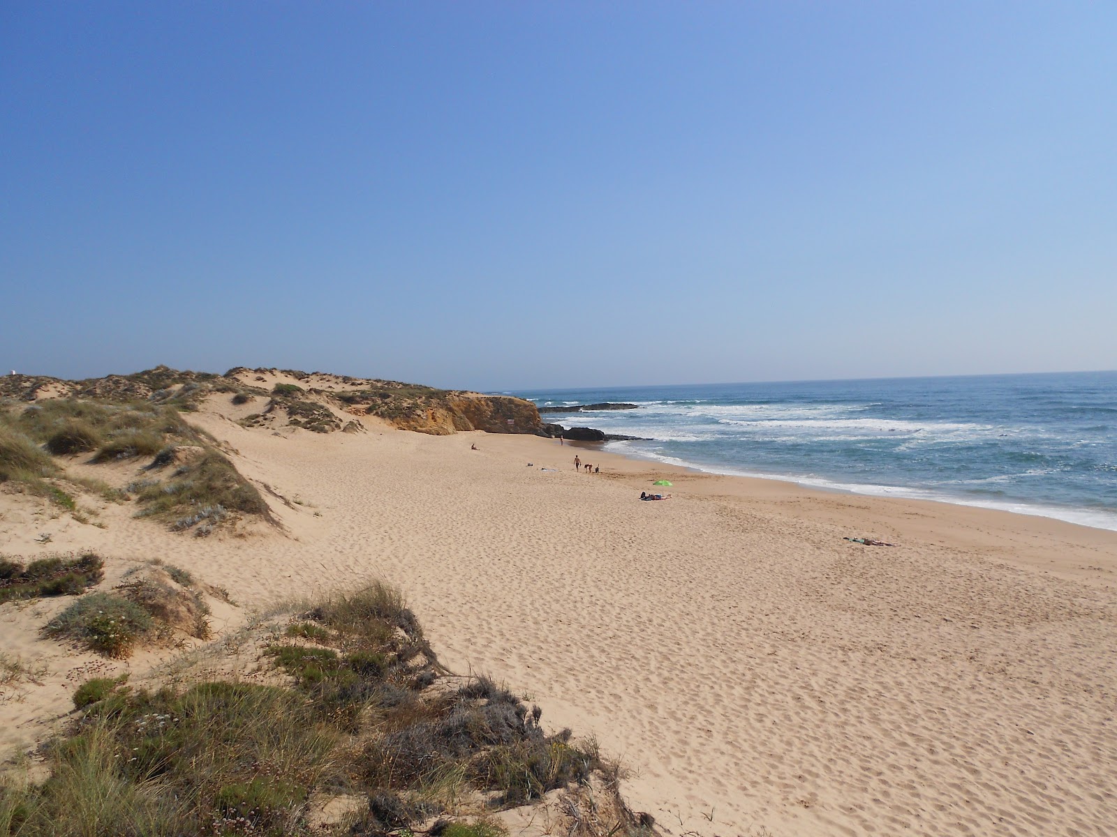 Praia do Carreiro da Fazenda'in fotoğrafı dağlarla çevrili