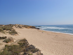 Praia do Carreiro da Fazenda'in fotoğrafı dağlarla çevrili