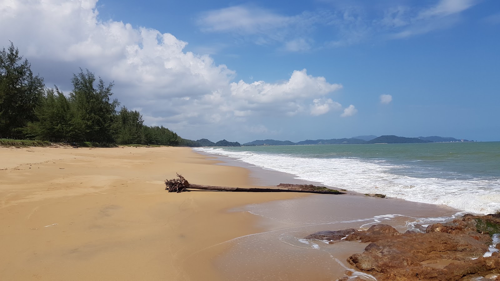 Foto van Teluk Mak Nik Beach ondersteund door kliffen