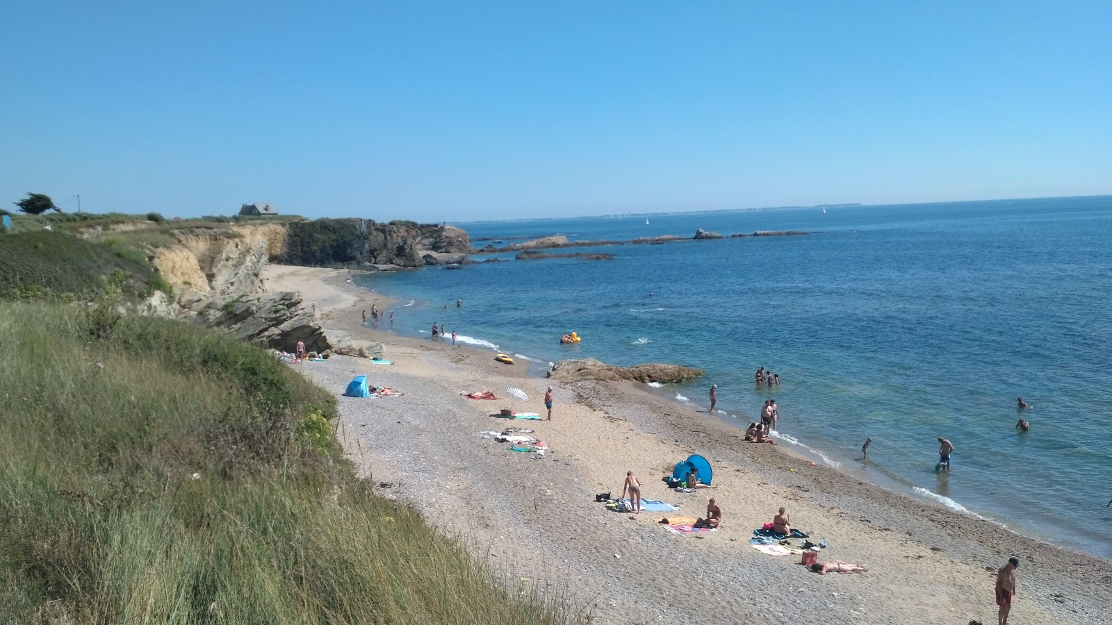 Valokuva Plage du Poulaireista. pinnalla kirkas hiekka:n kanssa