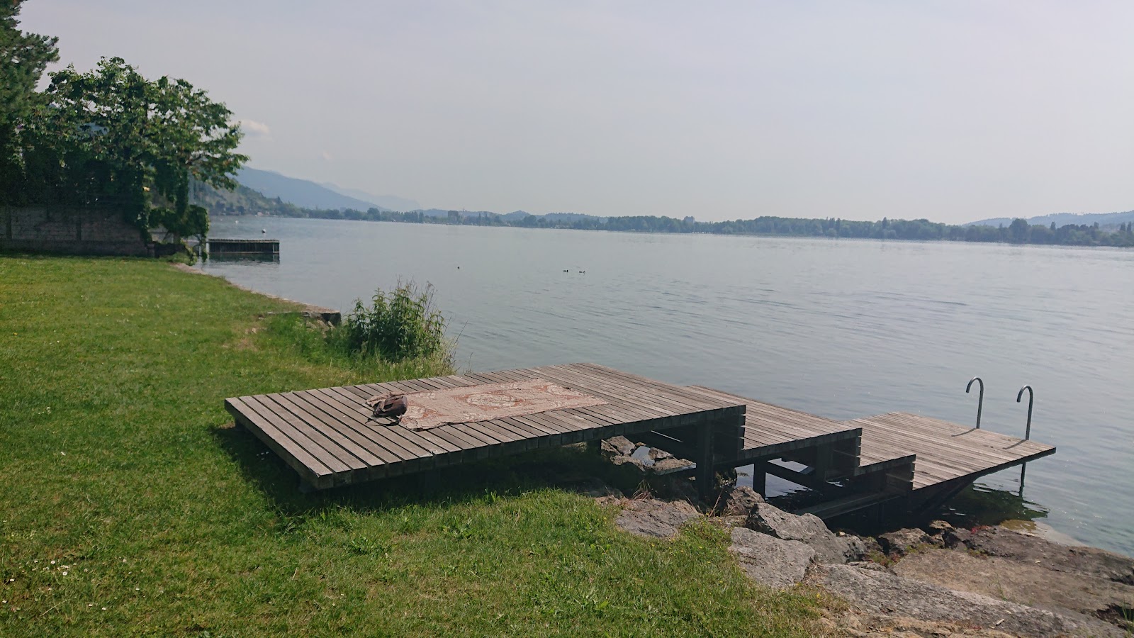 Foto di Plage d'Alfermee con una superficie del superficie in cemento pavimentata