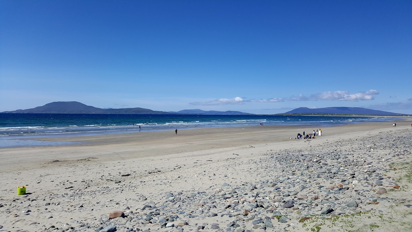 Foto von Carrownisky Beach mit beiger sand & kies Oberfläche