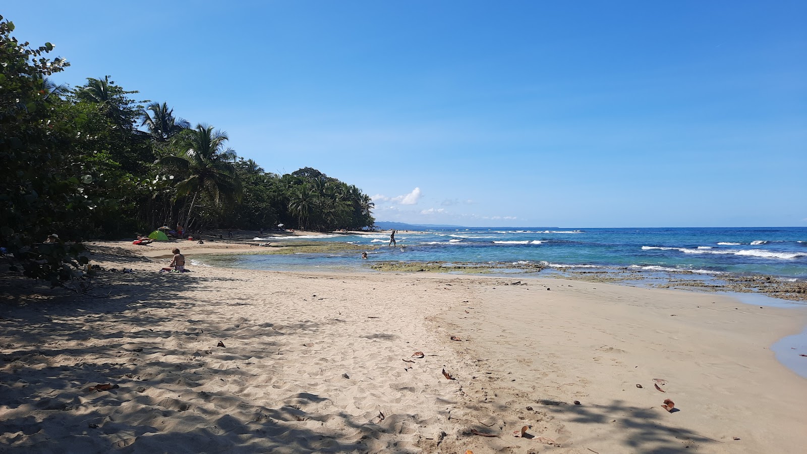 Foto de Escondida beach con parcialmente limpio nivel de limpieza