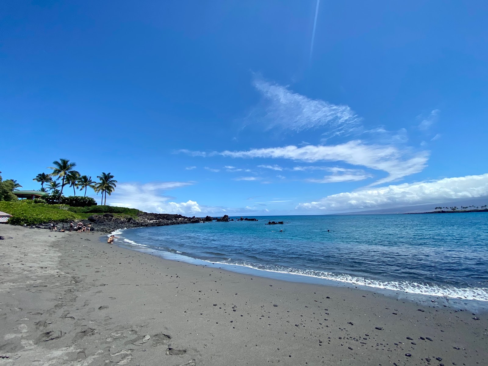 Valokuva Honokaope Bay beachista. pinnalla harmaa hiekka:n kanssa
