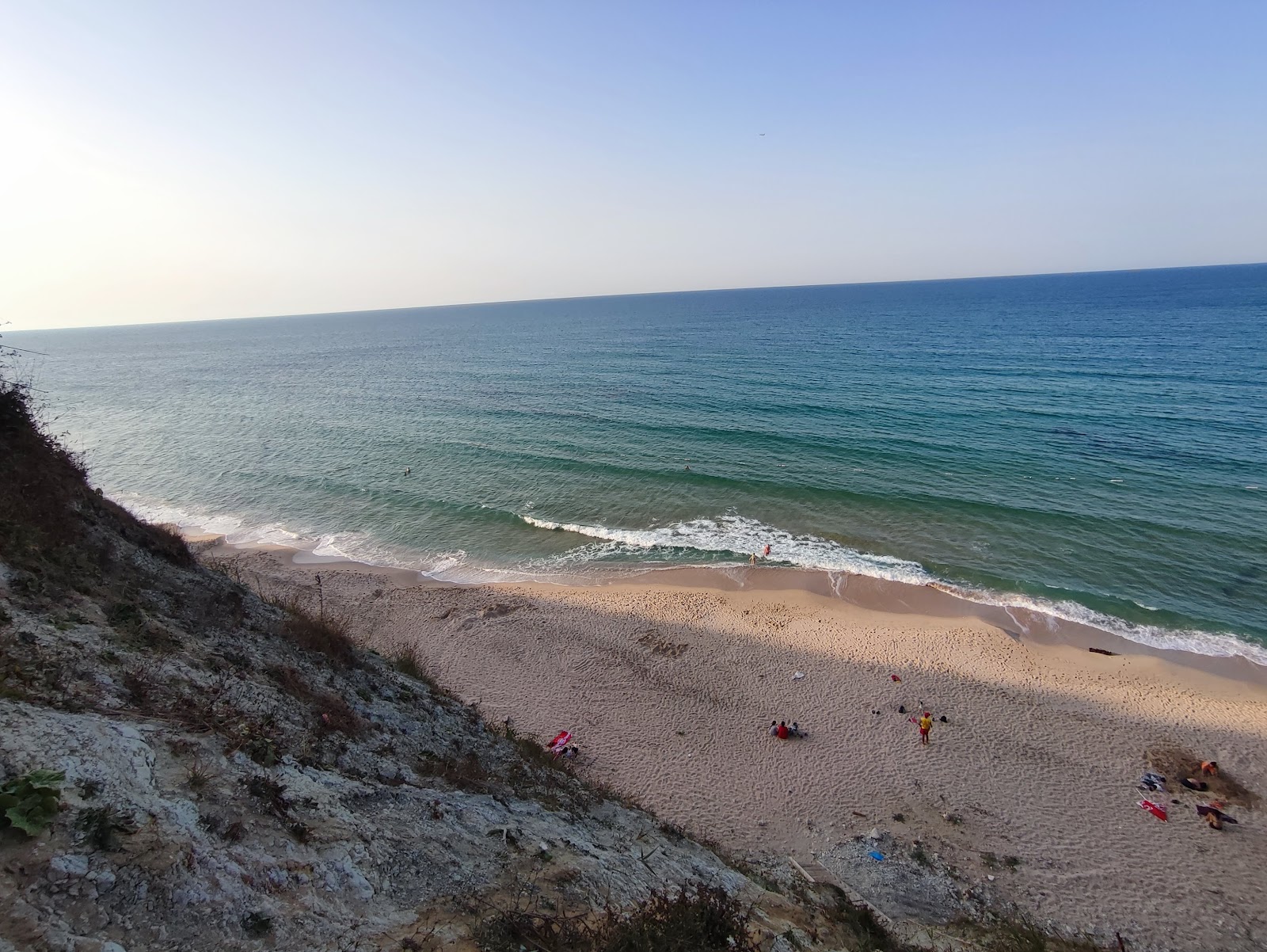 Φωτογραφία του Karaburun beach II υποστηρίζεται από βράχους