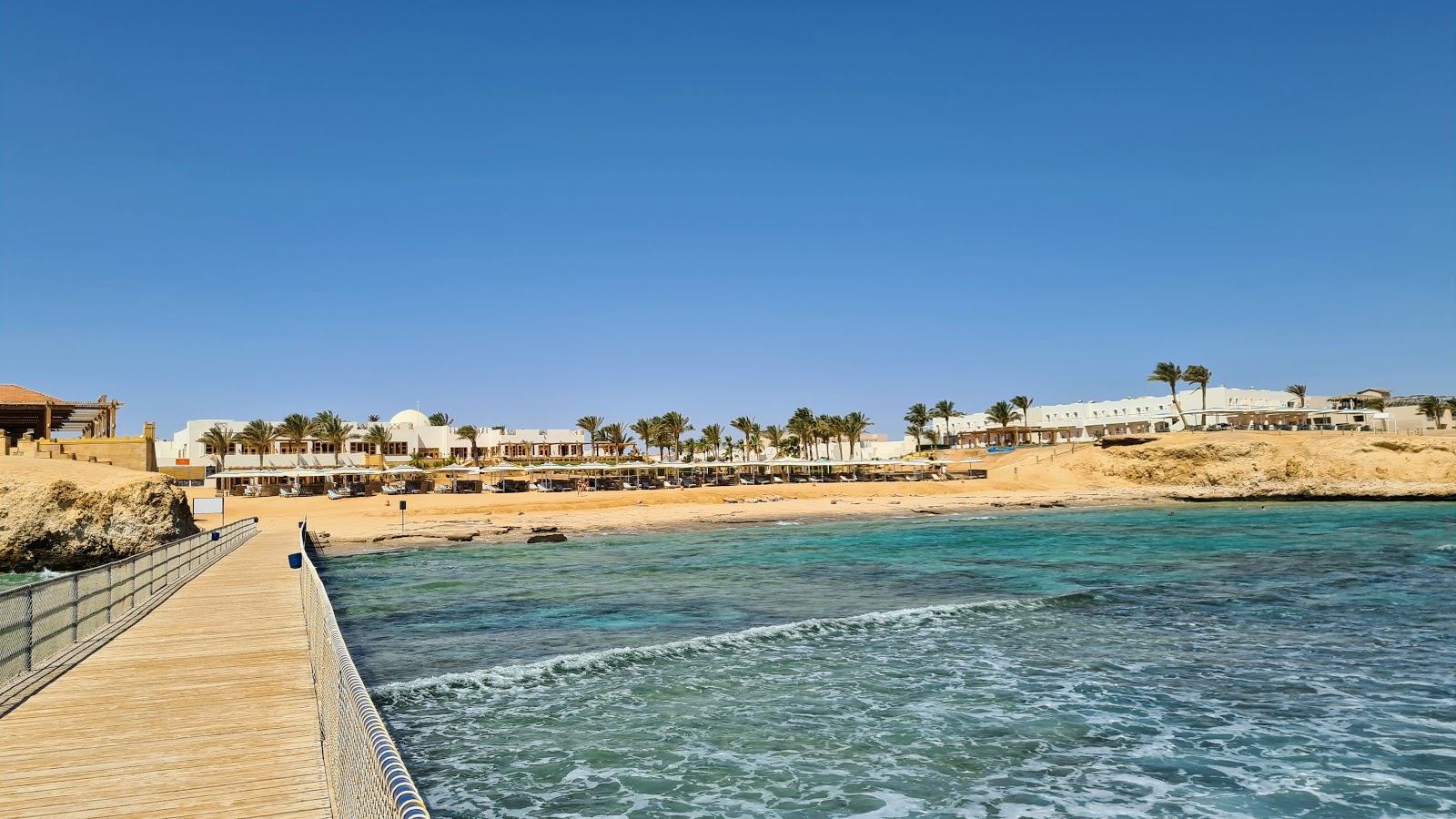 Φωτογραφία του Solymar Reef Marsa με στρωμένη επιφάνεια από σκυρόδεμα επιφάνεια