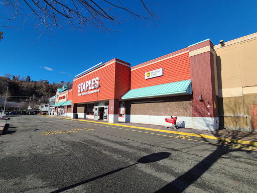 Office Supply Store «Staples», reviews and photos, 547 River Rd, Edgewater, NJ 07020, USA