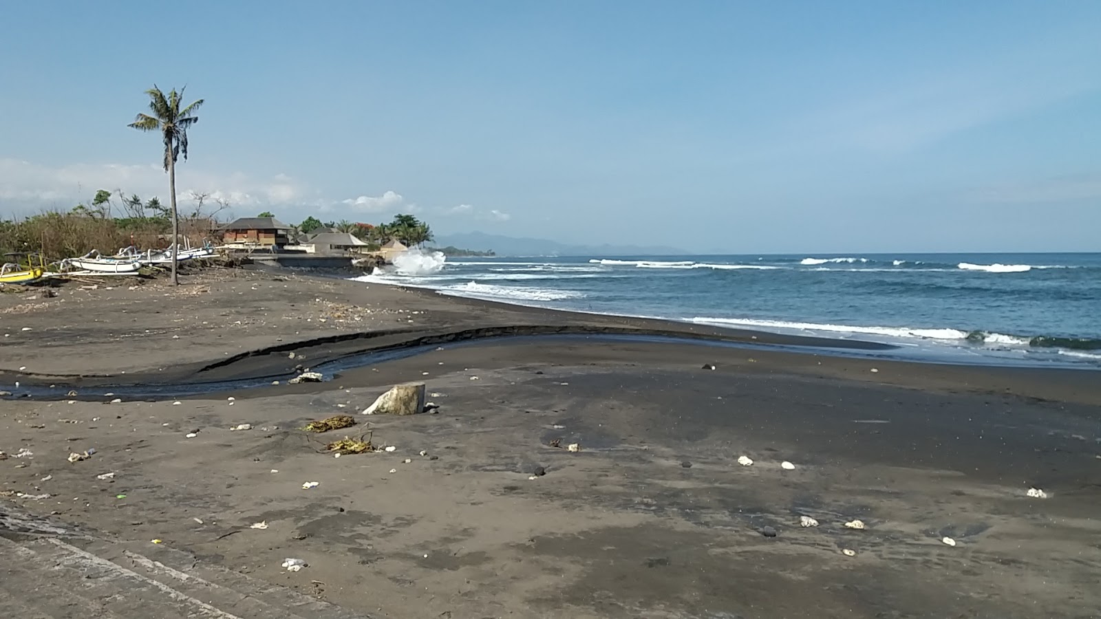 Foto de Ketewel Customs Beach con parcialmente limpio nivel de limpieza