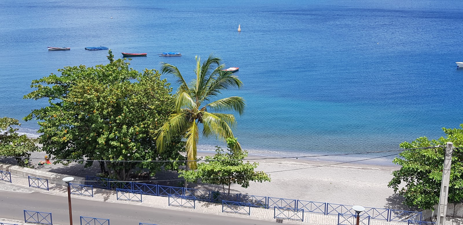 Foto van Plage de Saint-Pierre en de nederzetting