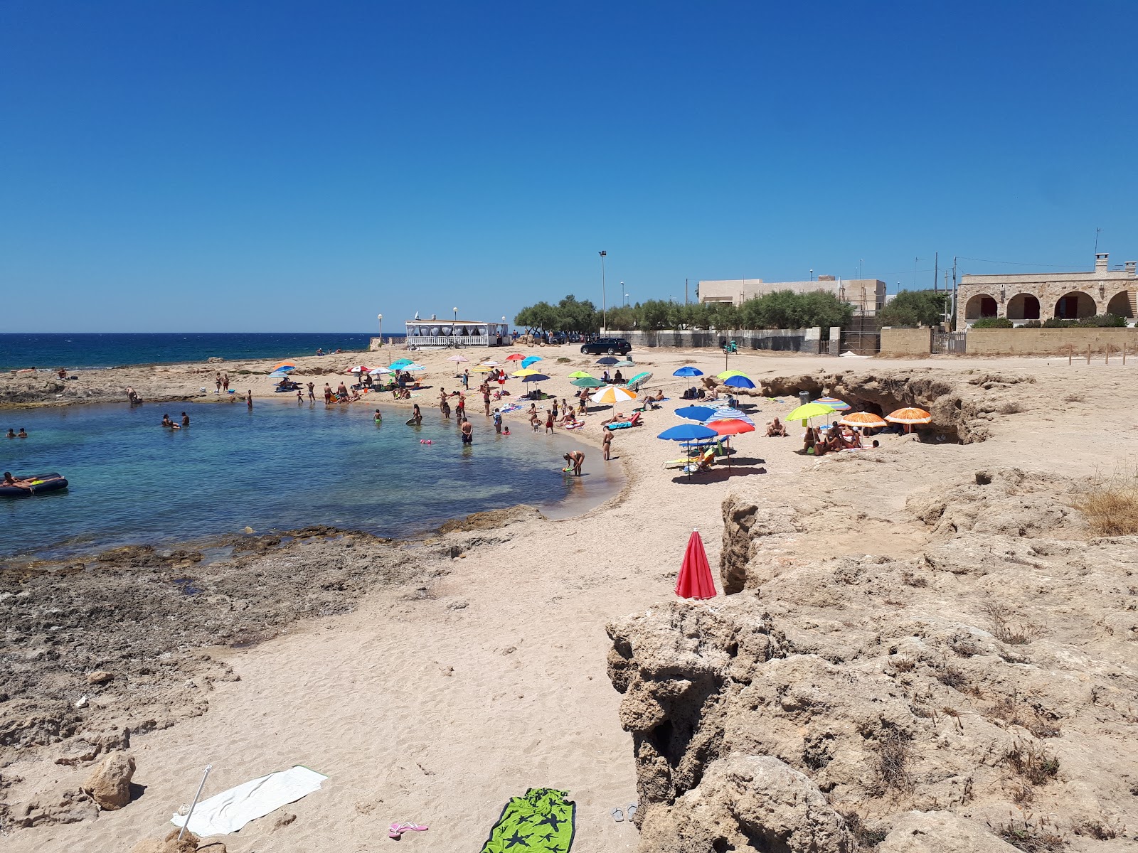 Fotografija Spiaggia del Mare dei Cavalli z svetel pesek površino