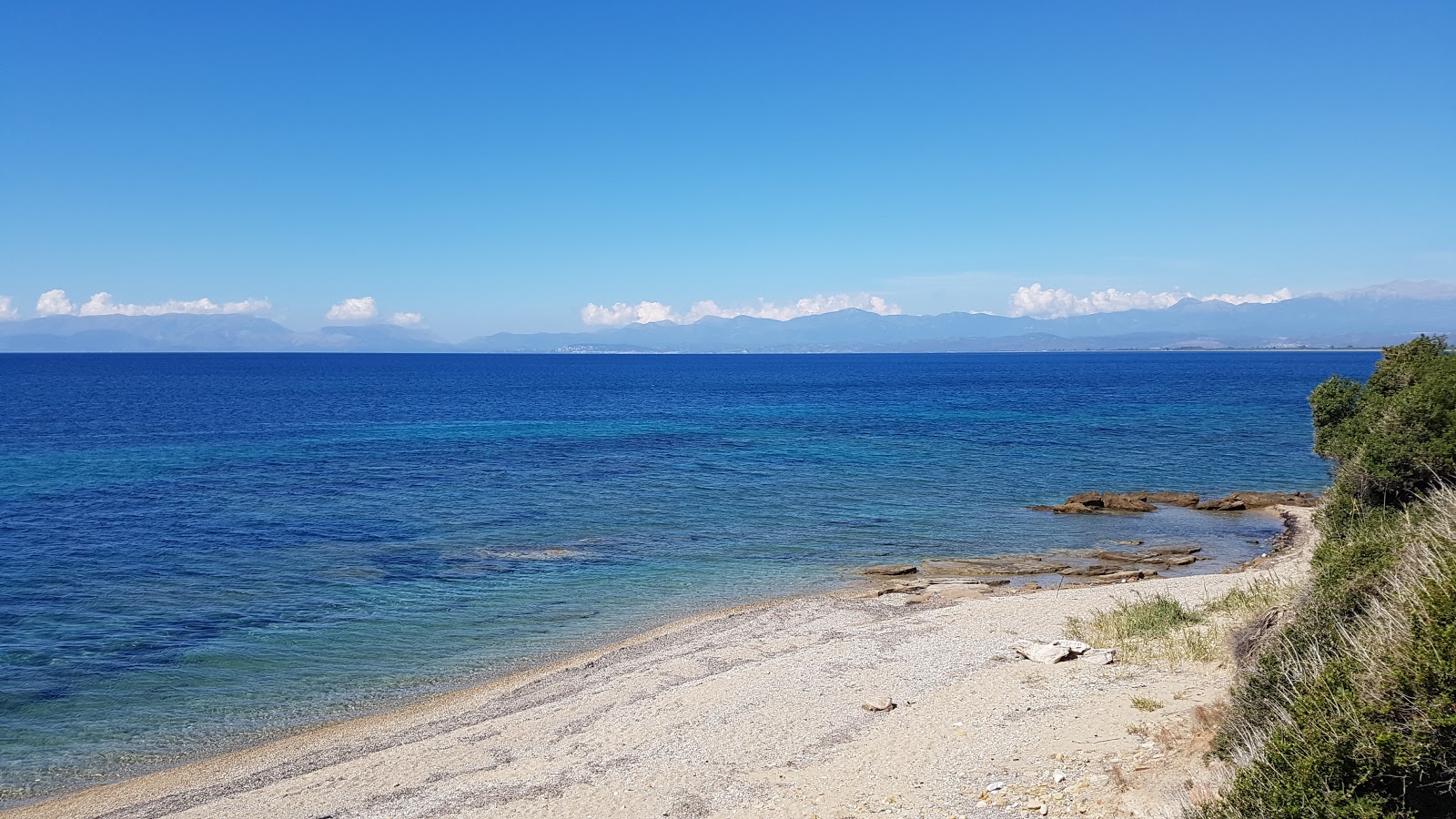 Fotografie cu Oink beach sprijinit de stânci